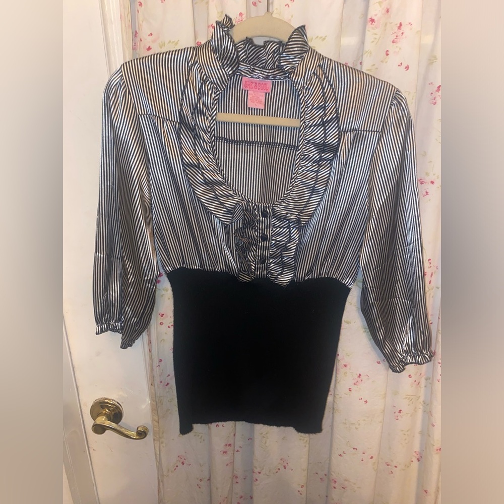 She's Cool- Striped Ruffle Collar Blouse Stretchy Midsection Top Size L Like new